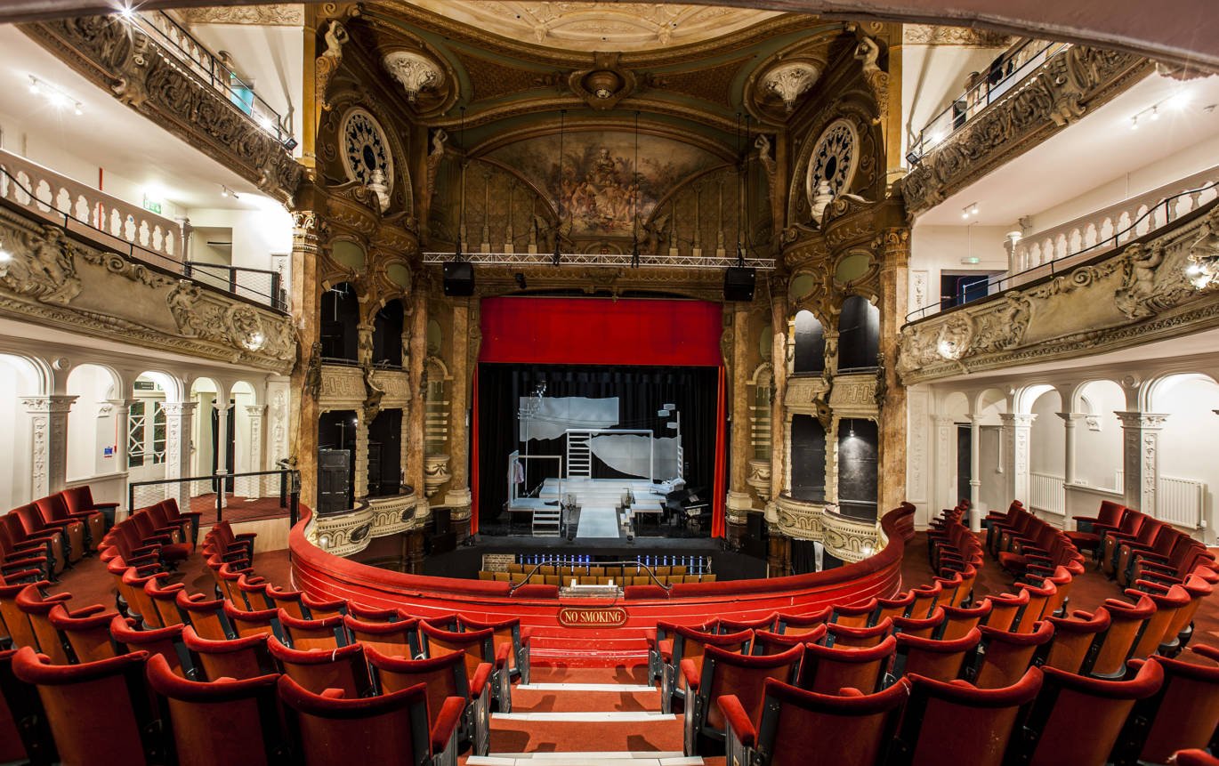 🎭 새로운 왕립 극장 (뉴 시어터 로열)